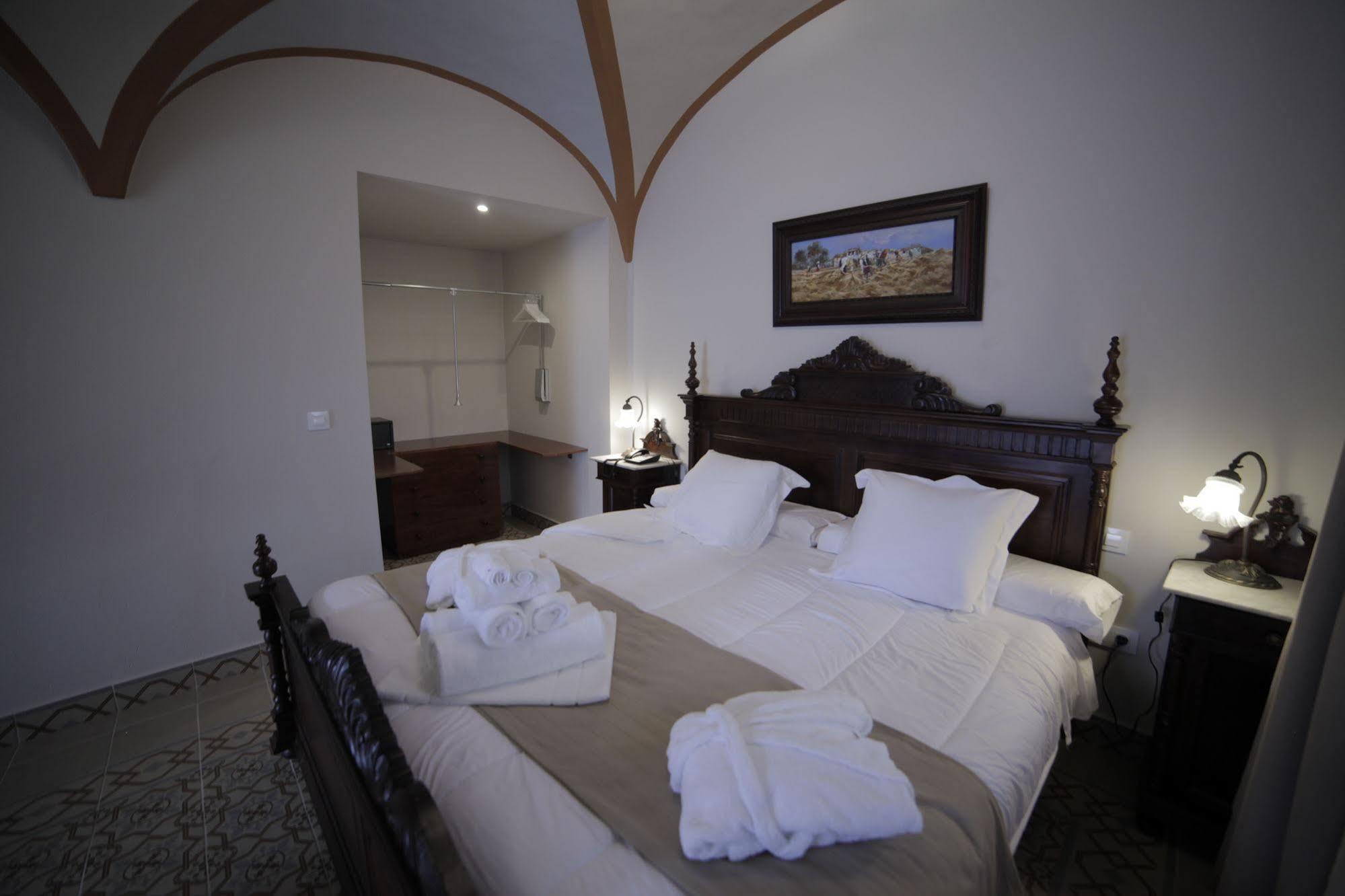 Hotel La Giralda Burguillos Del Cerro Zewnętrze zdjęcie